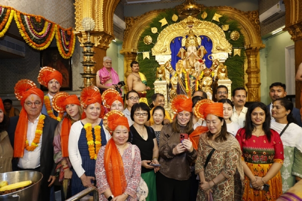 वाणिज्यदूत मुंबई गणपती दर्शन वाणिज्यदूत मुंबई गणपती दर्शन