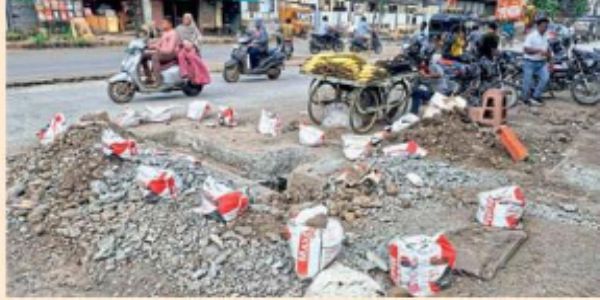 दिग्रसमध्ये रस्ता तयार होताच जलवाहिनीसाठी काँक्रिट फोडले