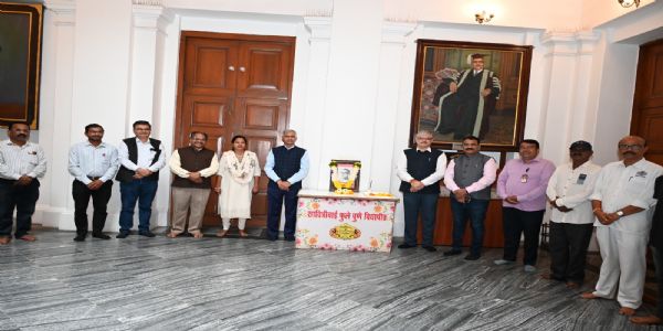 प्रबोधनकार ठाकरे यांना सावित्रीबाई फुले पुणे विद्यापीठात जयंतीनिमित्त विनम्र अभिवादन