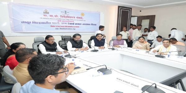 लातूर जिल्ह्यातील पाणी टंचाई आणि पीक परिस्थितीचा पालकमंत्र्यांनी घेतला आढावा