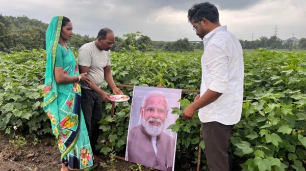 पंतप्रधान मोदींच्या वाढदिवशी बळीराजाचा अनोखा आक्रोश! शेतात प्रतिमेसमोर ‘आरती’ ओवाळून प्रतीकात्मक निषेध