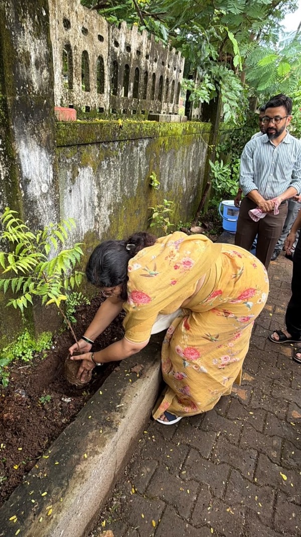 सेवा संकल्प अभियानाचा प्रारंभ वृक्षारोपणाने करताना वैदेही रानडे सेवा संकल्प अभियानाचा प्रारंभ वृक्षारोपणाने करताना वैदेही रानडे