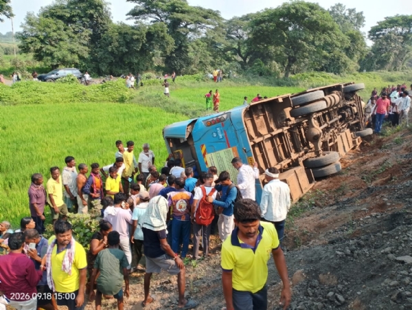 प्रवाशांना घेऊन जाणारी उलटलेली बस