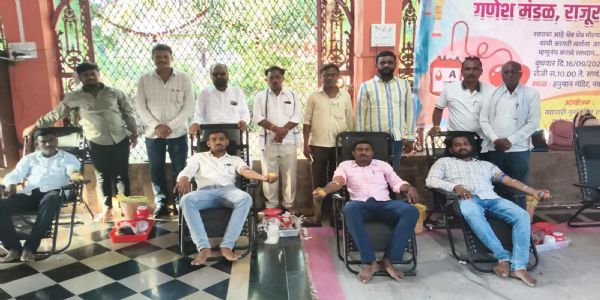 अहमदपूरच्या व्यापारी गुमास्ता व हमाल गणेश मंडळाचा स्तुत्य उपक्रम; १६१ रक्तदात्यांना हेल्मेट भेट
