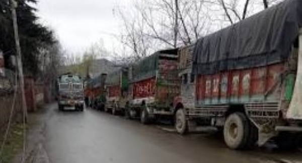 Mud and traffic jams on the Nagothane-Poynad route; administration turns a blind eye! Mud and traffic jams on the Nagothane-Poynad route; administration turns a blind eye!