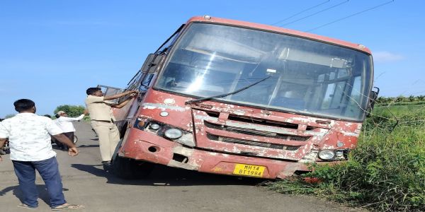 अंबाजोगाई-तळेगाव एसटी बस पलटी होता होता बचावली