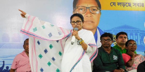 ममता बॅनर्जींना आणखी एक धक्का: नंदिग्रामनंतर आता रेजिनगरमधूनही उमेदवाराची माघार