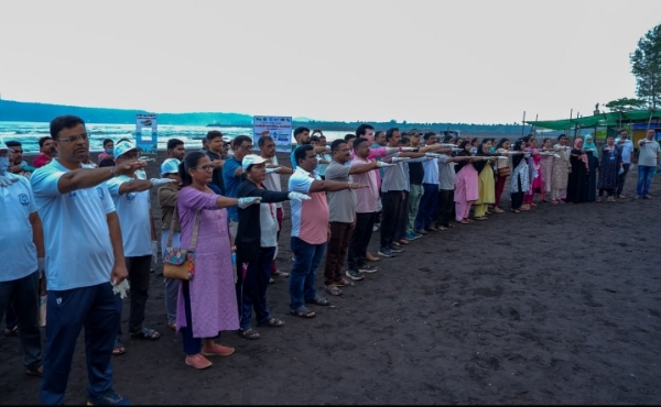 भाट्ये किनाऱ्यावर स्वच्छतेची शपथ भाट्ये किनाऱ्यावर स्वच्छतेची शपथ