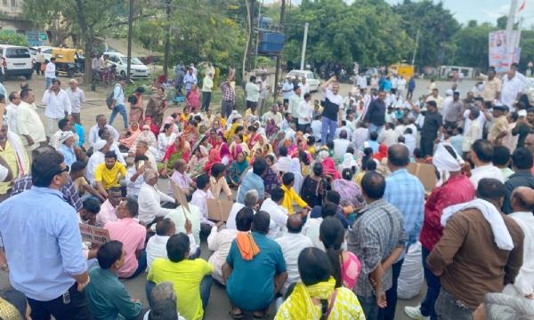 महानगरपालिकेच्या आंदोलनकर्त्या कर्मचार्यांद्वारे परभणीत जोरदार रास्तारोको आंदोलन : 24 दिवसांपासून आंदोलन सुरुच महानगरपालिकेच्या आंदोलनकर्त्या कर्मचार्यांद्वारे परभणीत जोरदार रास्तारोको आंदोलन : 24 दिवसांपासून आंदोलन सुरुच