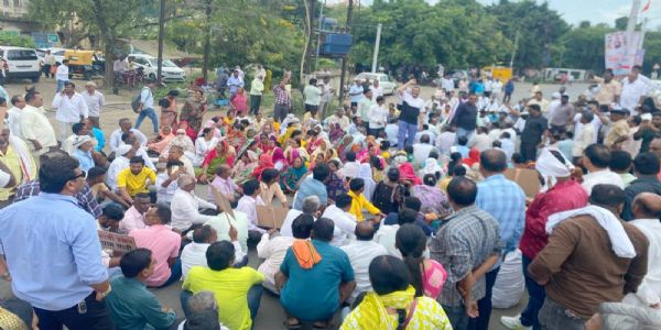 महानगरपालिकेच्या आंदोलनकर्त्या कर्मचा-यांद्वारे परभणीत जोरदार रास्तारोको आंदोलन