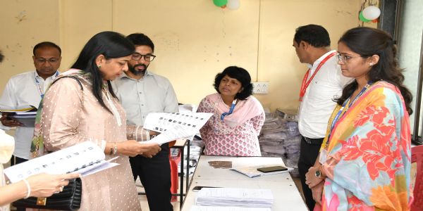 रत्नागिरी : खेड तहसीलदार, पंचायत समिती कार्यालयाला आयुक्त रुबल अग्रवाल यांची भेट