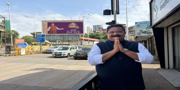 पैठणीच्या धाग्यांतून साकारलं ‘होम मिनिस्टर’चं भव्य होर्डिंग