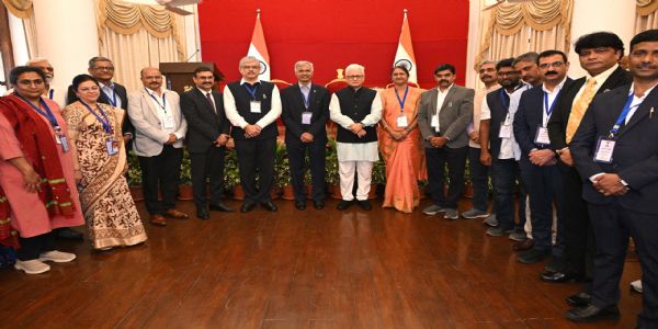 राज्यपालांच्या हस्ते मुंबई, पुणे, नागपूर विद्यापीठांना प्रत्येकी १० लाख रुपयांचा धनादेश