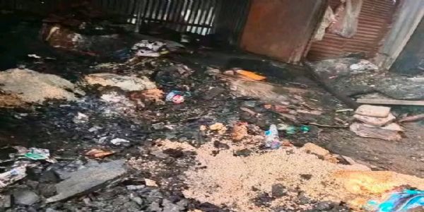 बीडमध्ये आगीमुळे दुकानातील लाखो रुपयांचे किराणा साहित्य, फर्निचर व इतर वस्तू पूर्णपणे जळून खाक