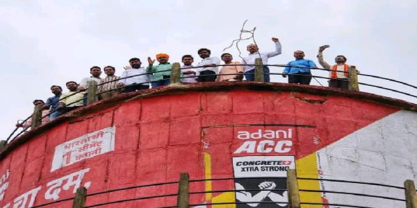 नांदेड : निवघ्यात पाण्याच्या टाकीवर युवकांचे आमरण उपोषण