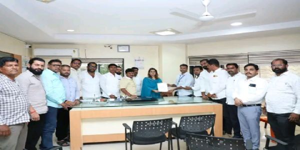 बीड - सिद्धिविनायक संकुल परिसरात मूर्ती खरेदी करण्यासाठी मोठ्या प्रमाणात गर्दी