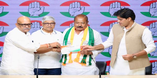 एआयएमआयएमचे माजी प्रवक्ते सय्यद असिम वकार यांचा काँग्रेसमध्ये प्रवेश