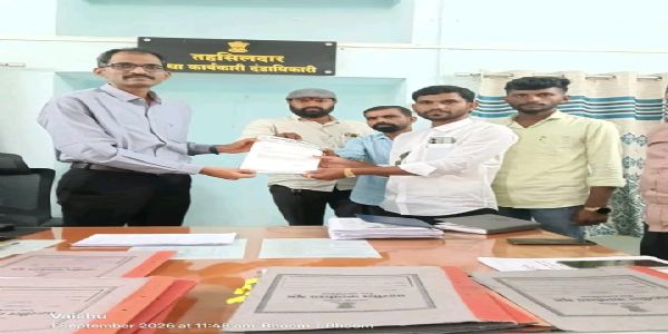 शेतकरी संकटात,हेक्टरी ५० हजार रुपये अनुदान देण्याची मागणी