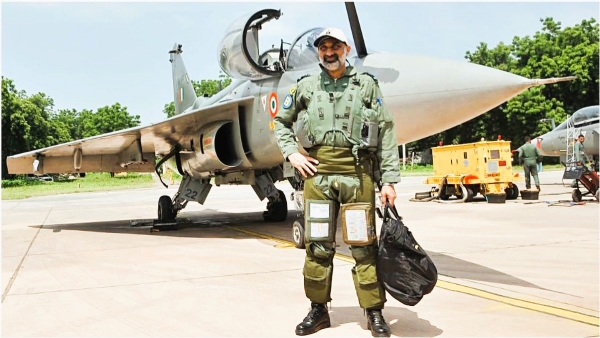 एअर चीफ मार्शल अमर प्रीत सिंह उड्डाणासाठी जाताना एअर चीफ मार्शल अमर प्रीत सिंह उड्डाणासाठी जाताना