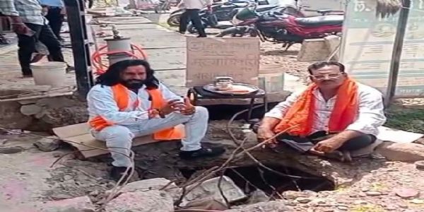 बीड - ठाकरे गटाकडून ‘खड्ड्याची पूजा’ करत अनोखे आंदोलन