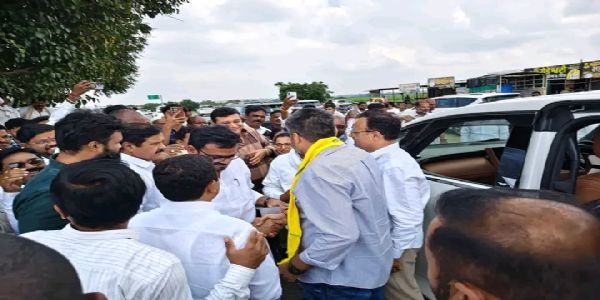 बीडमध्ये आमदार रोहित पवार यांचा दुष्काळग्रस्त भागाचा पाहणी दौरा