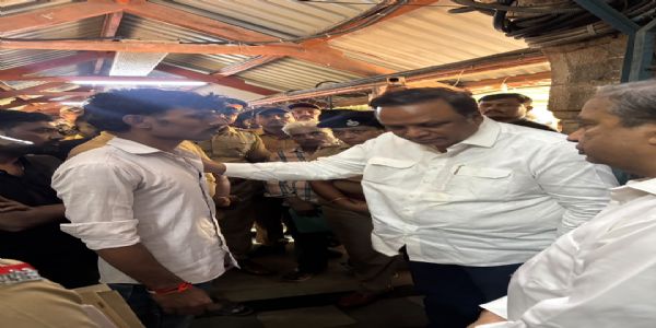 काळाचौकी दुर्घटनेतील मृतांच्या कुटुंबीयांची मंत्री आशिष शेलारांनी घेतली केईएम रुग्णालयात भेट