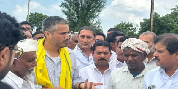 अंबाजोगाई तालुक्यात दुष्काळाची पाहणी; शेतकऱ्यांशी रोहित पवार यांचा संवाद