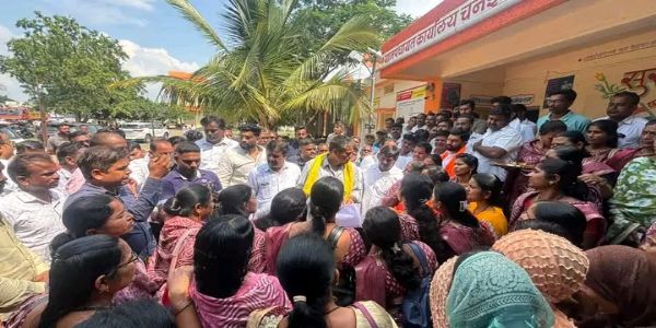 ग्रामसखींच्या मानधनवाढीसह विविध मागण्यांसाठी रोहित पवारांना निवेदन