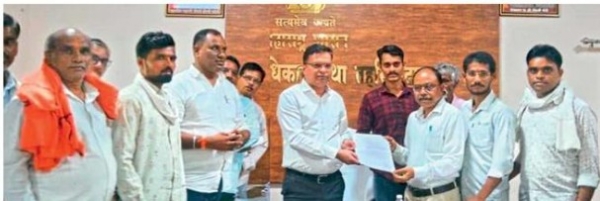 कर्जमाफीसाठी शेतकऱ्यांचे बँकांमध्ये हेलपाटे कर्जमाफीसाठी शेतकऱ्यांचे बँकांमध्ये हेलपाटे