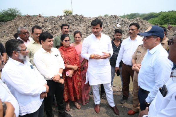 गणेश विसर्जनासाठी आमदार रवि राणा यांनी छत्री तलाव, दस्तुरनगर चौक परिसराची केली पाहणी गणेश विसर्जनासाठी आमदार रवि राणा यांनी छत्री तलाव, दस्तुरनगर चौक परिसराची केली पाहणी
