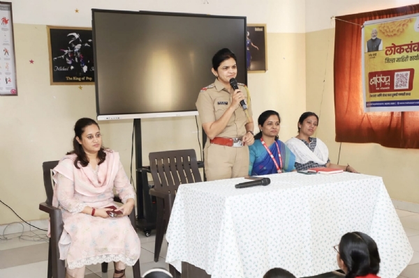 स. पो. नि. स्वाती यादव मुलांना मार्गदर्शन करताना स. पो. नि. स्वाती यादव मुलांना मार्गदर्शन करताना