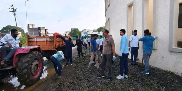 ‘रोज एक तास श्रमदान’अंतर्गत आष्टी बसस्थानकाची स्वच्छता