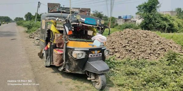 परभणीत चालकाला फिट आल्याने शाळकरी मुलांची ऑटो उलटली, विद्यार्थी गंभीर जखमी