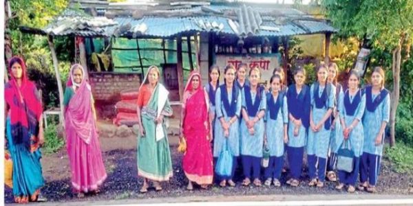 सायंकाळची एसटी गावापर्यंत नाही; चिखलदऱ्यात विद्यार्थिनींची पाच किमी पायपीट