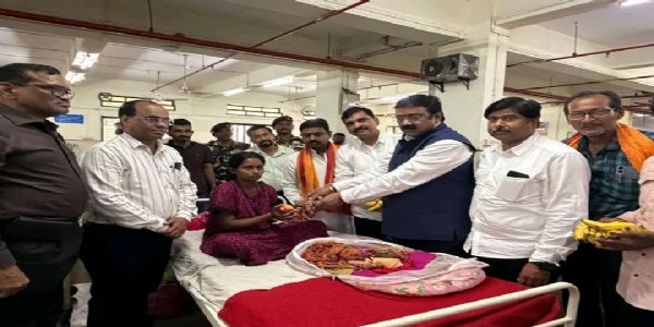 भाजप प्रदेशाध्यक्ष रविंद्र चव्हाण यांच्या वाढदिवसानिमित्त नांदेडमध्ये शासकीय वैद्यकीय महाविद्यालय व रुग्णालयात अन्नदान व फळवाटप