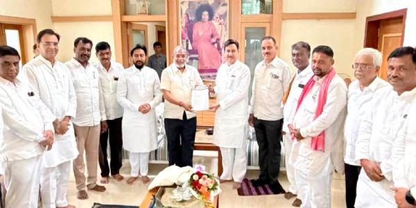 दुष्काळ, ऊस उत्पादकांचे प्रश्न आणि साखर उद्योगावर राजू शेट्टी- दिलीपराव देशमुख यांच्यात सविस्तर चर्चा