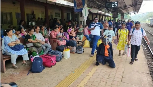संगमेश्वर रेल्वे स्थानकावर उंदीर मामाचे आंदोलन संगमेश्वर रेल्वे स्थानकावर उंदीर मामाचे आंदोलन