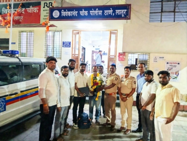 ऑटो चालकाचा प्रामाणिकपणा ऑटो चालकाचा प्रामाणिकपणा
