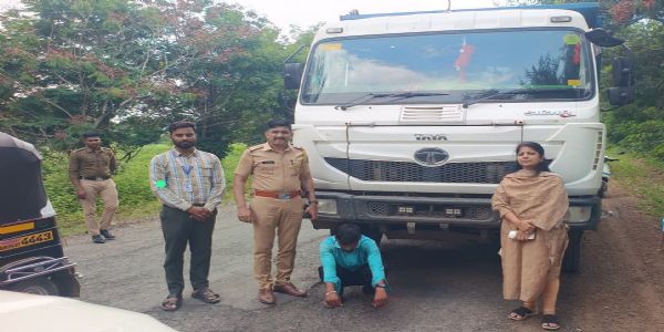 वाळू वाहतुकीवर महसूल विभागाची धडक कारवाई; ५ ब्रास वाळूने भरलेला हायवा जप्त