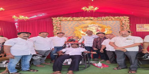 लातूर - सराफ सुवर्णकार गणेश मंडळाचा समाजोपयोगी उपक्रम; १११ जणांचे रक्तदान
