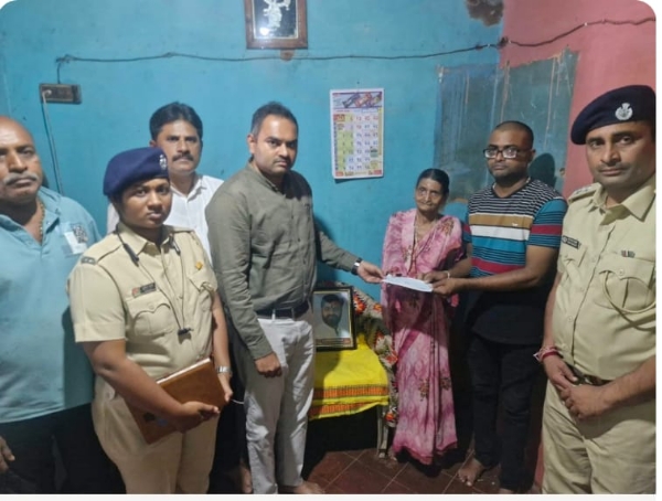स्वप्नील पेडामकरच्या कुटुंबीयांना धनादेश