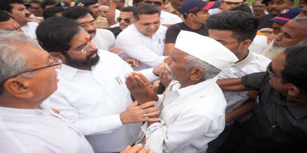 उपमुख्यमंत्री एकनाथ शिंदे बुलढाण्यात शेतकऱ्यांच्या बांधावर