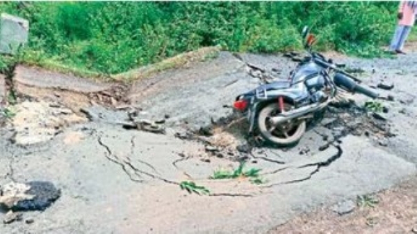 सावंगा रस्त्यावरील पूल अचानक खचला