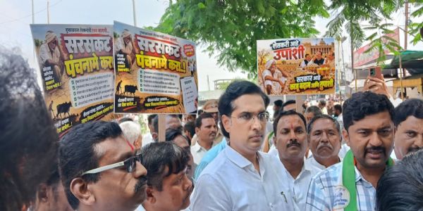 औसा दुष्काळी प्रश्नावर राष्ट्रवादी काँग्रेस पक्ष रस्त्यावर; लातूर-तुळजापूर महामार्ग रोखला