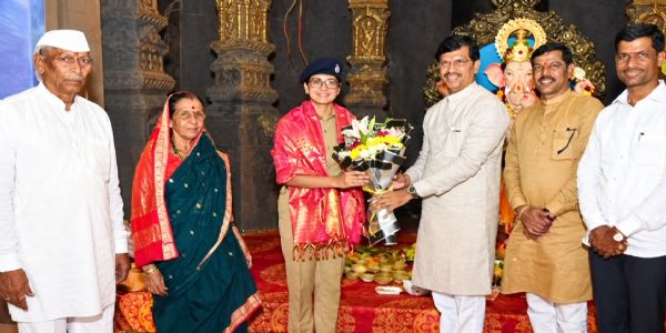 आमदार थोरवेंच्या घरी एसपी आंचल दलाल यांनी घेतले बाप्पाचे दर्शन