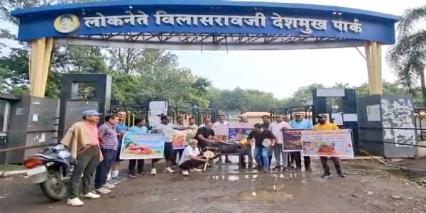 लातूरच्या नागरी समस्यांवर नागरिक आक्रमक; मनपाला जागे करण्यासाठी अनोखे आंदोलन