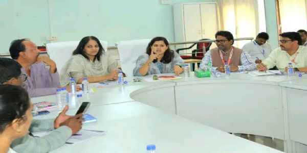 बीड - दुष्काळी परिस्थिती व संभाव्य टंचाईबाबत आढावा बैठक संपन्न