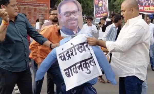 पालकमंत्र्यांचा पुतळा जाळल्याप्रकरणी युवक काँग्रेस पदाधिकाऱ्यावर गुन्हा दाखल पालकमंत्र्यांचा पुतळा जाळल्याप्रकरणी युवक काँग्रेस पदाधिकाऱ्यावर गुन्हा दाखल
