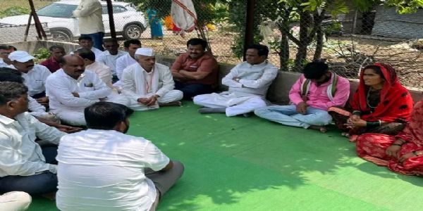 वीज पडून मृत्यू झालेल्या दुधे दाम्पत्याच्या कुटुंबीयांचे रावसाहेब दानवेंकडून सांत्वन
