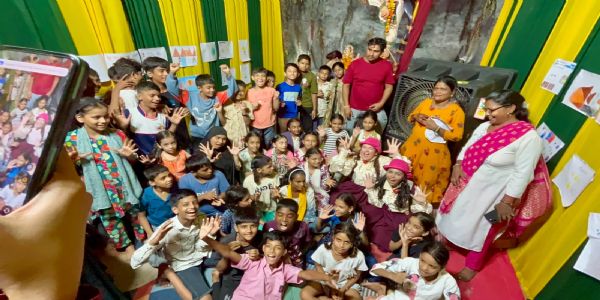 अभिनेत्री अक्षया नाईकची कलेतून बाप्पाची सेवा; मालवणीच्या मुलांसाठी क्लाऊनिंगचे केले खास प्रयोग